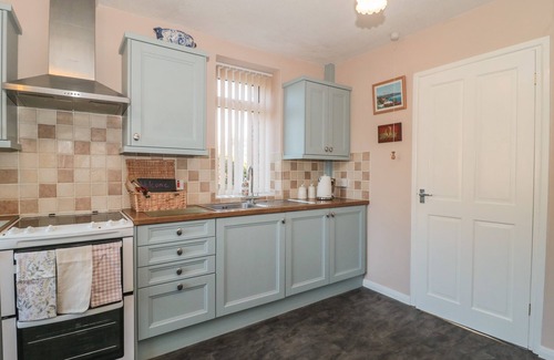 Weston-super-Mare Cottage | CORONATION COTTAGES NO.2, character holiday cottage in North Worle