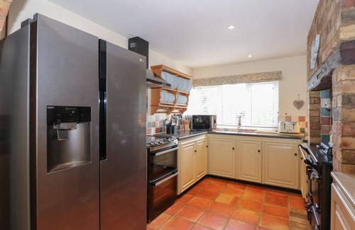 Wisbech Cottage | CORONATION COTTAGE, family friendly, with a garden in Upwell