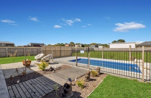 Coronet Bay House | Coronet Bay 5 bed,4 bath,30min to Cowesnsleeps 10 outdoor heated pool,porta cotn