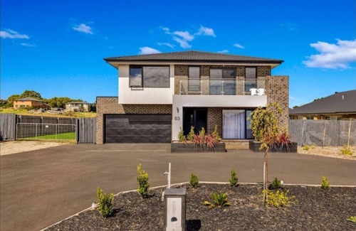 Coronet Bay House | Coronet Bay 5 bed,4 bath,30min to Cowesnsleeps 10 outdoor heated pool,porta cotn
