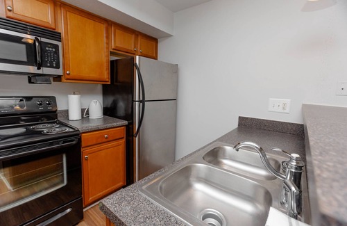 Coliseum Central Apartment | Corporate and Modern 1br suite I Pool I Parking