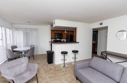 Coliseum Central Apartment | Corporate and Modern 2br suite I Pool I Parking