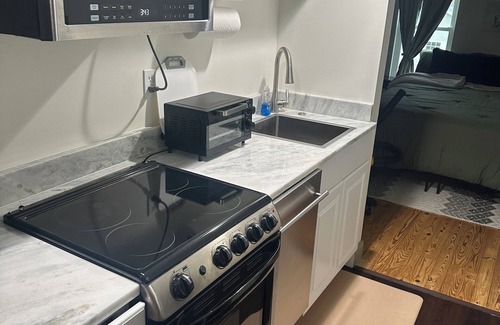 Battlefield Apartment | Corporate Apt for Business Travelers/Newly Remodeled Comfortable and Convenient