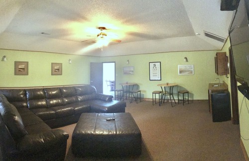 Matagorda Cabin | Corporate/Family/Large Group Fishing and Hunting Lodge near the beach!