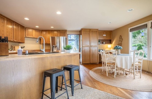 Inglewood House | Corporate Housing Charm near East Sammamish Park