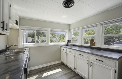 John Ball Park Apartment | Corporate Housing for Traveling Professionals - EXTENDED STAYS