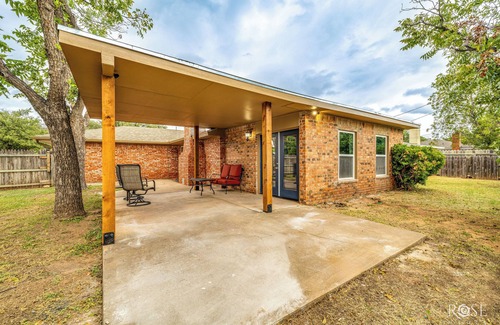 San Angelo House | Corporate stay. Charming 3-bedroom house in San Angelo with AC, WiFi.