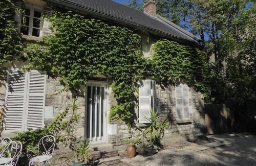Venizy Villa | corps de ferme dans belle propriete avec chiens et chevaux