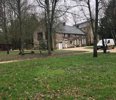 Venizy Villa | corps de ferme dans belle propriete avec chiens et chevaux