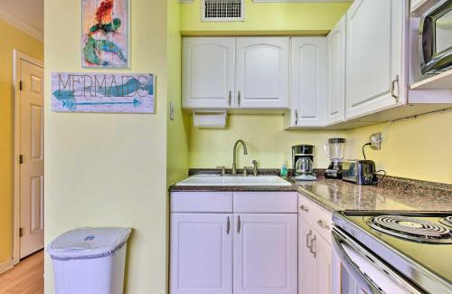 North Beach Apartment | Corpus Christi Beachfront Condo with Pool Access!