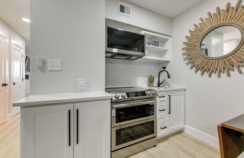 North Beach Condo | Corpus Christi 'Surfside Suite' w/Beach Access!
