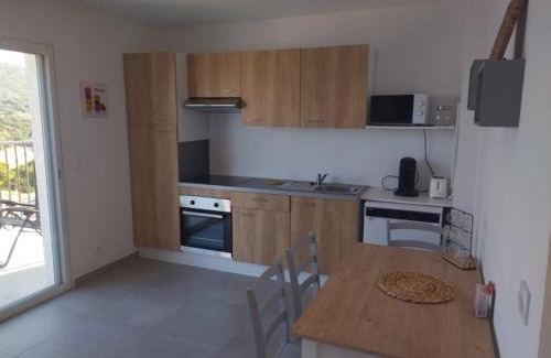 Eccica-Suarella Apartment | Corri bianchi