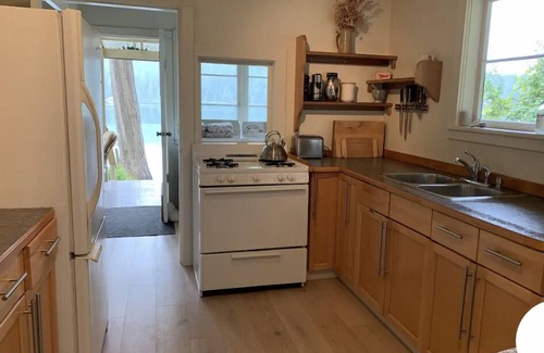 Mansons Landing Cabin | Cortes Beach house nRelaxing cottage on the ocean