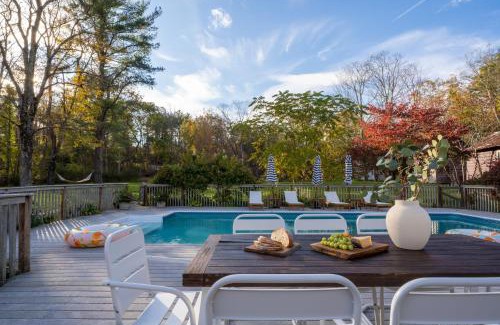 Saugerties House | Cortland by AvantStay Charming Heritage Estate w Private Lake Pool