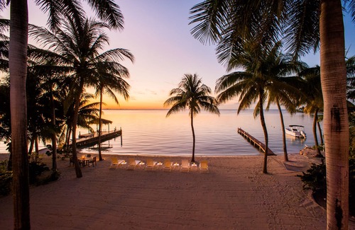 Rum Point House | Cos Kai: Harmonious Villa on Sandy Beach with Stunning Blue Views
