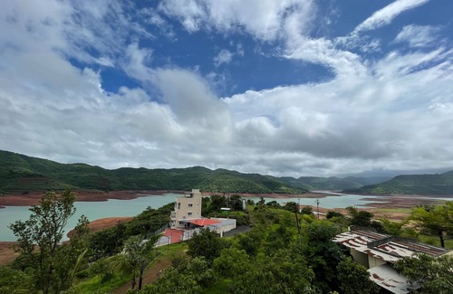 Paud House | CosmicStays Countryside Panorama-Lakeview Bungalow
