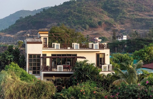 Lonavala Villa | Cosmicstays Luxe Oasis Pool & Bar Villa