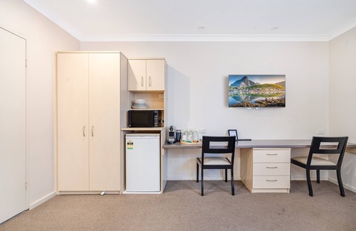 Adamstown Hotel | Cosmo Motel Adamstown