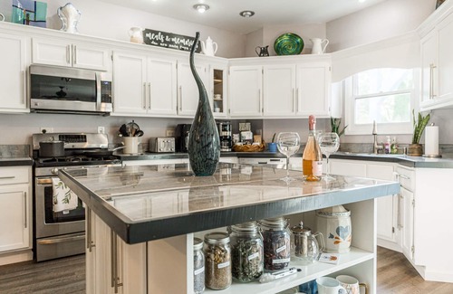 Bolingbrook House | Cosmos Stays, Open Space, Jacuzzi, King Beds, Hot Tub, Serene, Spacious