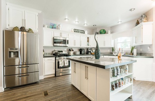 Bolingbrook House | Cosmos Stays, Open Space, Jacuzzi, King Beds, Hot Tub, Serene, Spacious