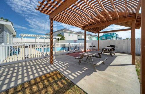 Port Aransas Cottage | Costa Bahia Full Bldg Pool, Beach, Sleeps 100