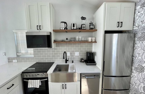 Downtown Cottage | Costa Mesa Guesthouse near beaches, freeways, much more!