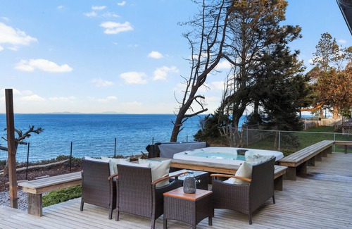 Port Angeles House | Costa Vista, Ocean Front, Hot Tub, Game Room, BBQ, Sleeps 16