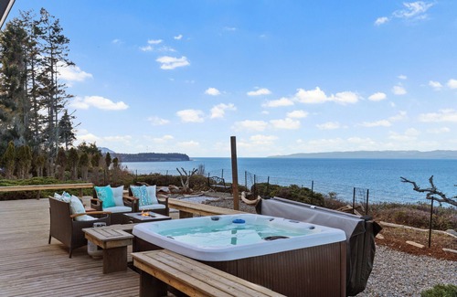 Port Angeles House | Costa Vista, Ocean Front, Hot Tub, Game Room, BBQ, Sleeps 16