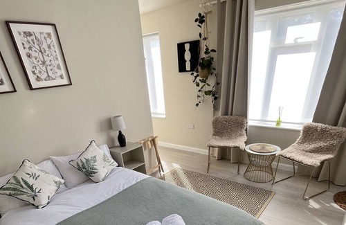 Newton St Loe Apartment | Cosy 1 bed, 10mins from Bath centre, free parking