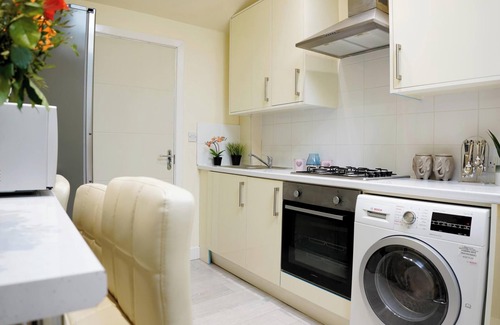 Stanwell Apartment | Cosy 1 Bed-Flat with Patio Near Heathrow