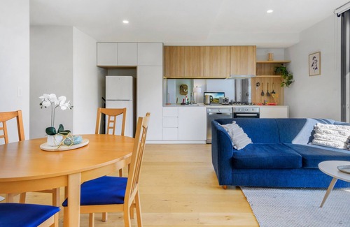 Flemington Apartment | Cosy 1-Bed with Private Balcony By Showgrounds