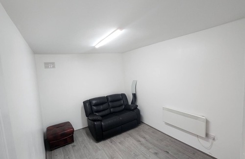 Singlewell Apartment | Cosy 1 Bedroom Annex - Fully Furnished, Just Bring Your Bags!