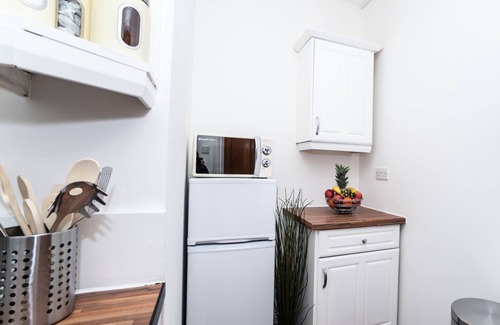 Bellshill Apartment | Cosy 1 bedroom apartment close to train station
