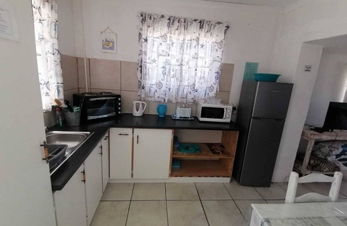 Waenhuiskrans Cottage | Cosy 1 Bedroom apartment with sea view. Walking distance from beach and harbour!