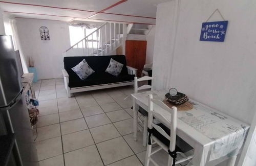 Waenhuiskrans Cottage | Cosy 1 Bedroom apartment with sea view. Walking distance from beach and harbour!