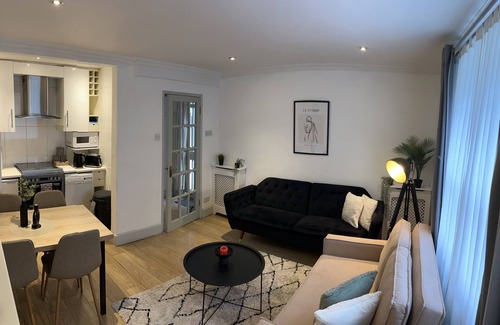 Pembridge Apartment | Cosy 1 Bedroom apartment with King size bed or 2 singles in superb location.