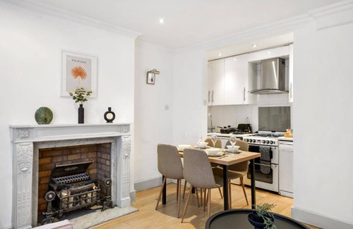 Pembridge Apartment | Cosy 1 Bedroom apartment with King size bed or 2 singles in superb location.