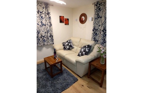 Penselwood Cottage | COSY 1 BEDROOM SNUG WITH PATIO AND COUNTRY VIEWS.