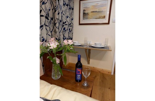 Penselwood Cottage | COSY 1 BEDROOM SNUG WITH PATIO AND COUNTRY VIEWS.