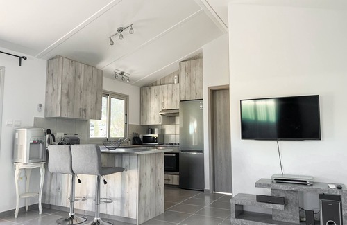 Pareklisia House | Cosy 1 bedroom tiny house with beautiful garden, 8 min from the beach!