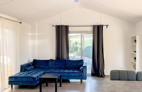 Pareklisia House | Cosy 1 bedroom tiny house with beautiful garden, 8 min from the beach!
