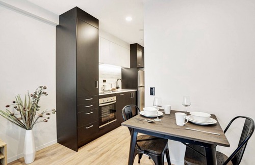 Newton Apartment | Cosy 1-Bedroom with Pool & Sauna in City Centre