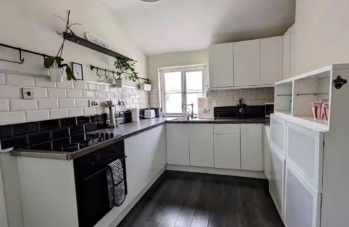 Swindon Apartment | Cosy 1840's Railway Cottage - Sleeps 4 & Parking