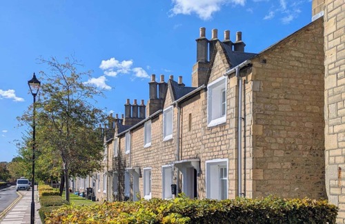 Swindon Apartment | Cosy 1840's Railway Cottage - Sleeps 4 & Parking