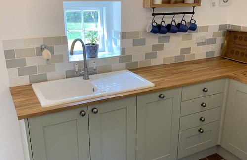 Rowlands Castle Cottage | Cosy 18th Century Cottage. Backs onto Golf Course, Village location.