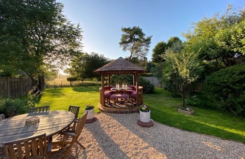 Rowlands Castle Cottage | Cosy 18th Century Cottage. Backs onto Golf Course, Village location.