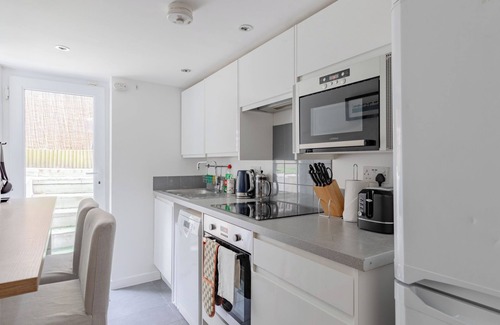 Brondesbury Apartment | Cosy 1BD Flat, Heart of North West London