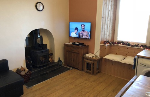 Tighnabruaich Apartment | Cosy 1st floor flat surrounded by communal gardens with seaview of Kyles of Bute