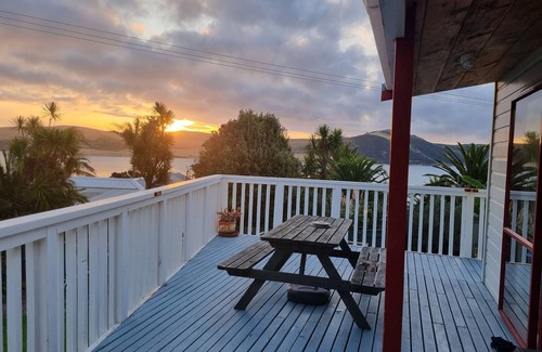 Omapere House | Cosy 2 bed bach - 3 mins walk from beach - can sleep 8!