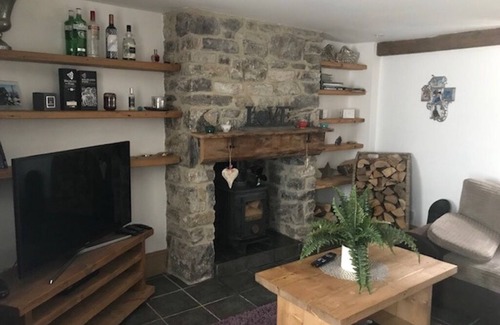 Castleton Cottage | Cosy 2 bed cottage in the heart of Castleton at the bottom of Cavedale walk and Peveril Castle.